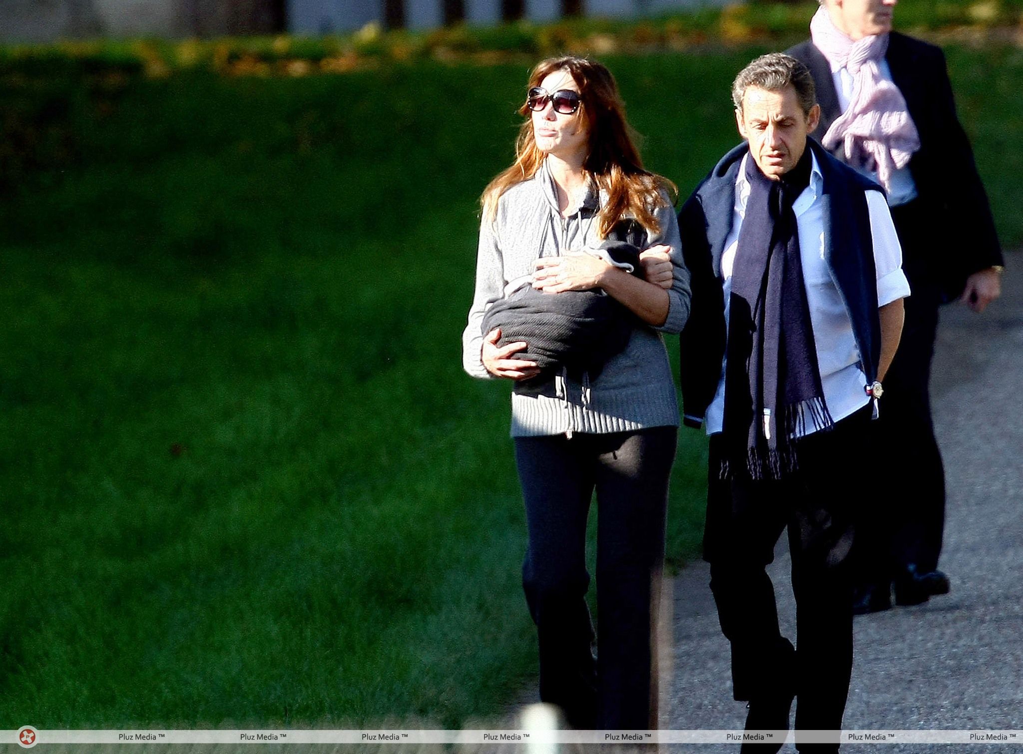 Nicolas Sarkozy and wife Carla Bruni taking a stroll with Giulia | Picture 113952
